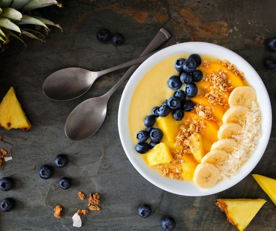3 retete de smoothie bowl pentru dimineti cu energie
