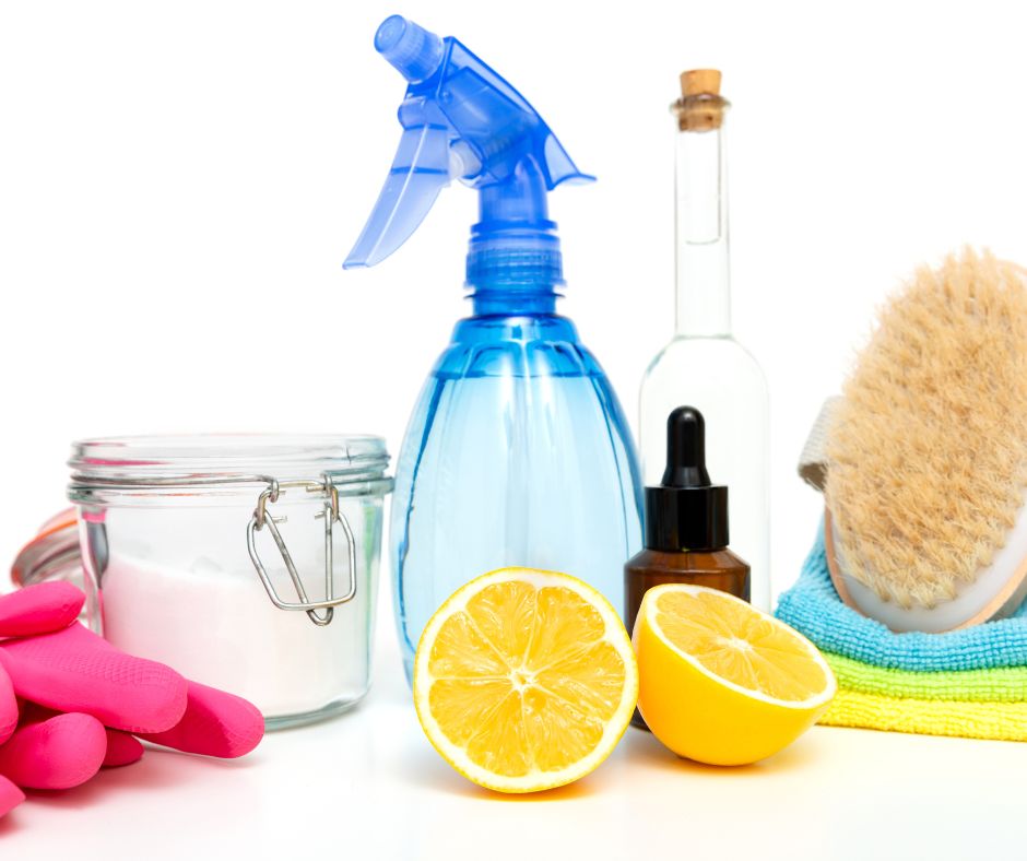 3 produse din bucătărie folosite pentru curățenie în casă