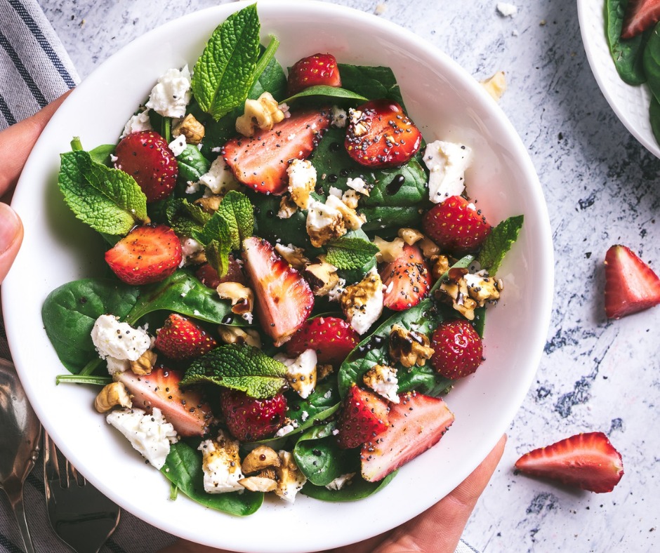 Salată vegană cu căpșuni și brânză de caju