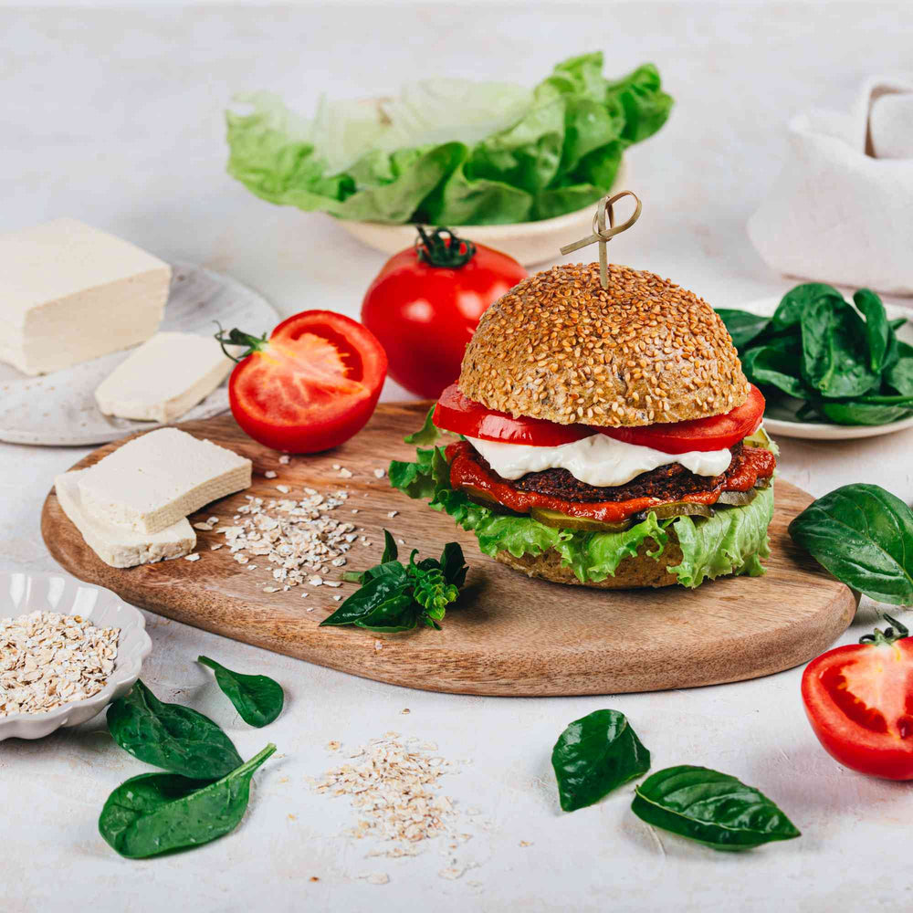 Burger Vegetal „UnbelivaBull” din baby spanac, tofu si busuioc